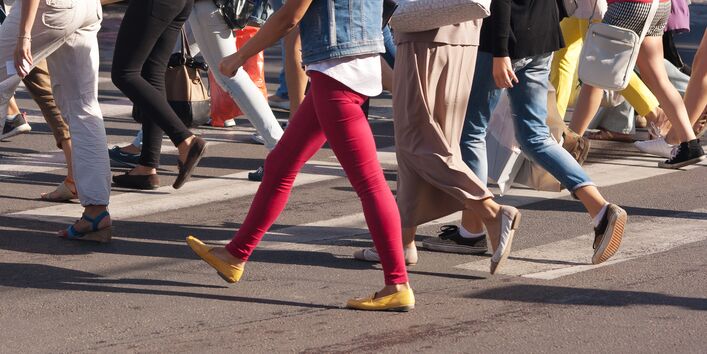 Zu Fuß Gehende auf einem Zebrastreifen