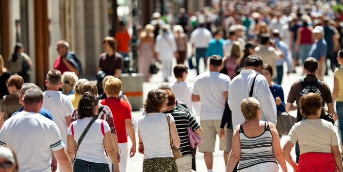 Menschen in einer Fußgängerzone