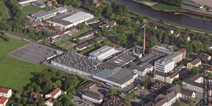 Firmengelände von oben mit Hallen