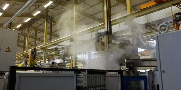 dampfende Maschinen in einer Werkshalle