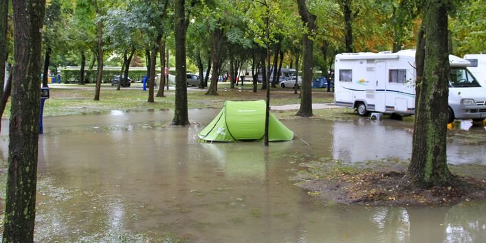 überfluteter Campingplatz