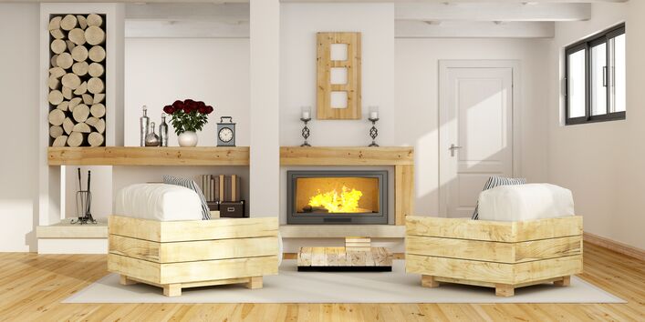 Blick in ein Wohnzimmer mit Kaminofen