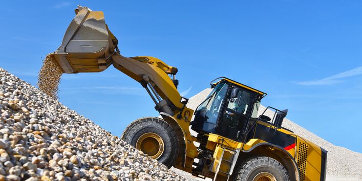 Radlader lädt Kies um