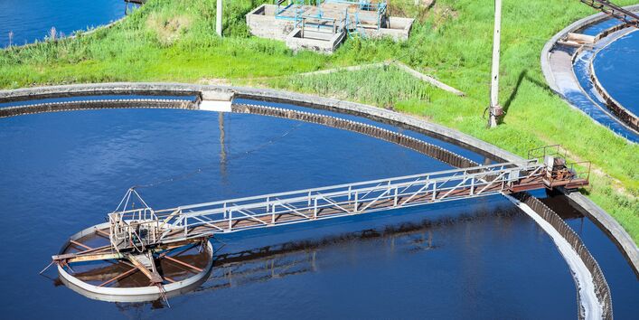 runde Wasserbecken einer Kläranlage von oben