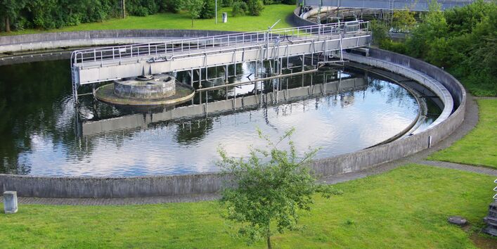 rundes Außenbecken einer Kläranlage