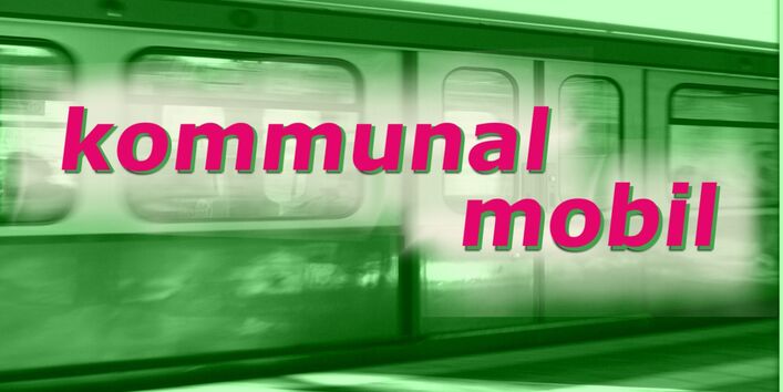 Schriftzug "Kommunal mobil", dahinter ist schemenhaft und in grün gehalten eine S-Bahn zu sehen