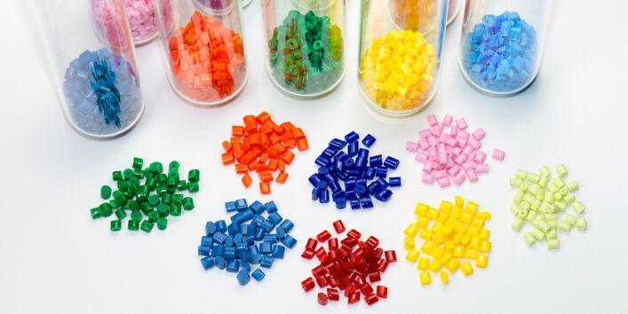 Verschiedenfarbige Kunststoffgranulate 