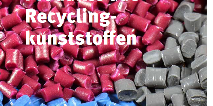 Titelseite der Ratgeber-Broschüre "Leitfaden zur umweltfreundlichen öffentlichen Beschaffung: Produkte aus Recyclingkunststoffen", das Hintergrundbild zeigt Kunststoff-Pellets