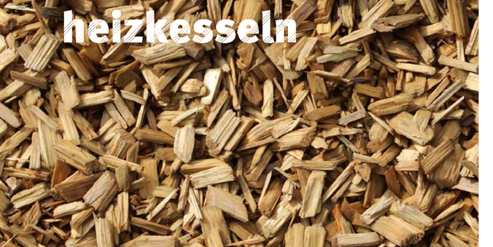 Cover der UBA-Ratgeber-Broschüre "Leitfaden zur umweltfreundlichen öffentlichen Beschaffung von Holzhackschnitzelheizkesseln". Im Hintergrund ein Foto von Holzhackschnitzeln. Unten das Logo Umweltbundesamt - Für Mensch & Umwelt