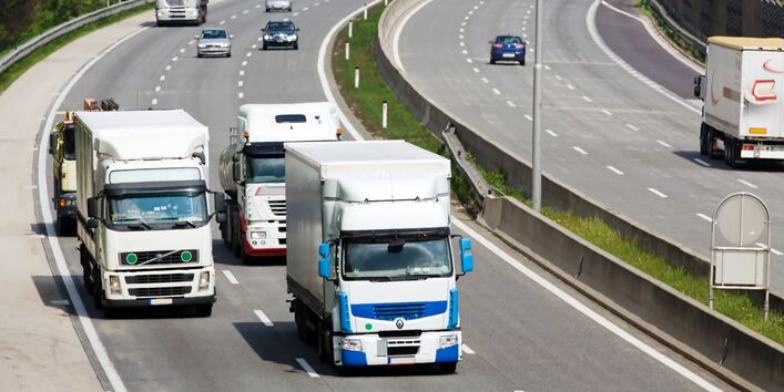 LKws auf einer Autobahn