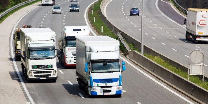 Lkws auf einer Autobahn