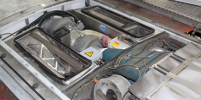 technische anlage im geöffneten Dach eines Zuges