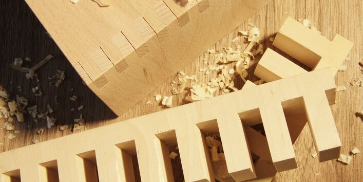 zugeschnittene Holzteile und Sägespäne