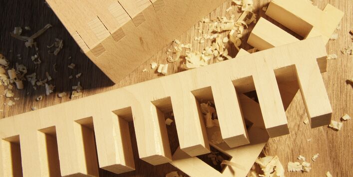 zugeschnittene Holzteile und Sägespäne