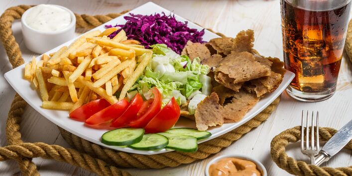 Teller mit viel Salat sowie Pommes Frites und Kebab-Fleisch