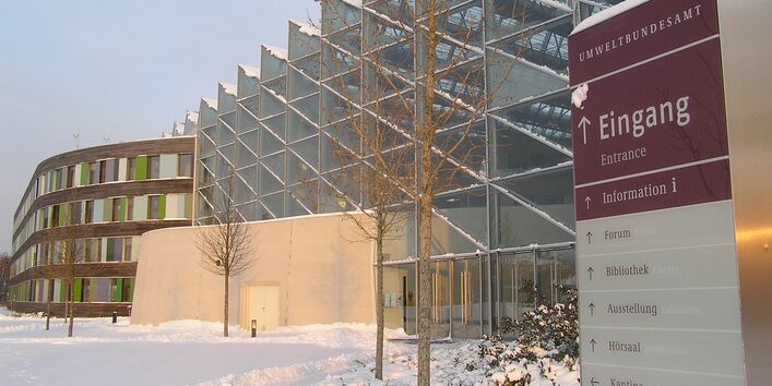 Das moderne UBA-Gebäude mit der Fassade aus Holz und Glas winterlich verschneit