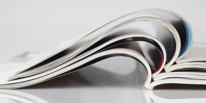aufgeschlagene Hochglanz-Zeitschriften