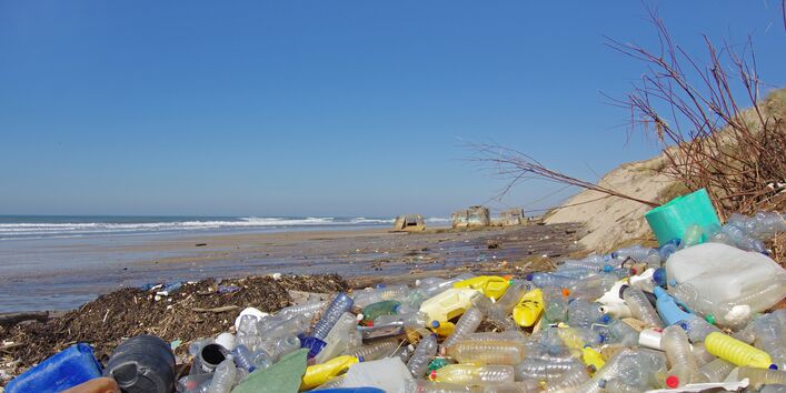 Plastikmüll am Meeresstrand