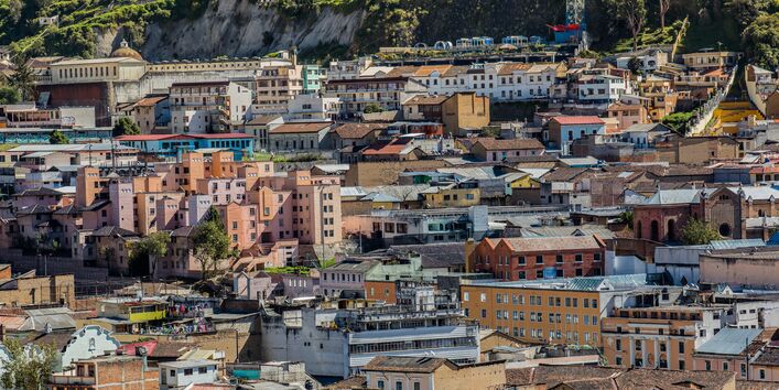 dicht bebaute Stadt am Fuße eines Berges