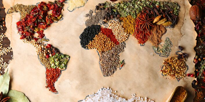 Aus verschiedenen Gewürzen und Mineralien gelegte Weltkarte
