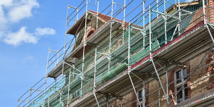 Sanierung einer Fassade eines denkmalgeschützten Gebäudes