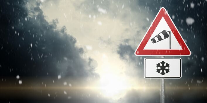 Verkehrsschild warnt vor Schnee- und Sturmgefahr