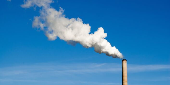 Rauchender Industrieschornstein