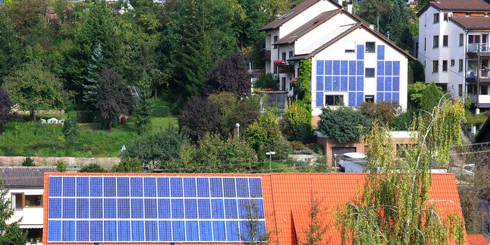 Siedlung mit Solarzellen auf Dächern und an Fassaden