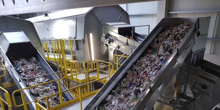 In einer Anlage werden Müllteile auf Förderbändern transportiert 