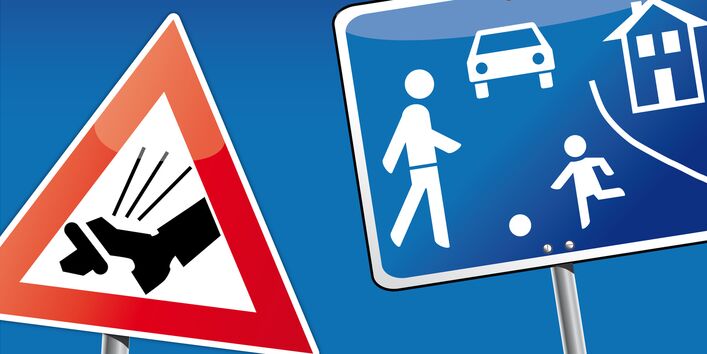 Straßenschild "Spielstraße" und "Achtung bremsen"