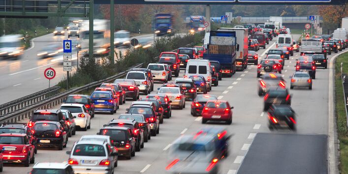 Auf der Autobahn Richtung Nürnberg stehen Autos im Stau.