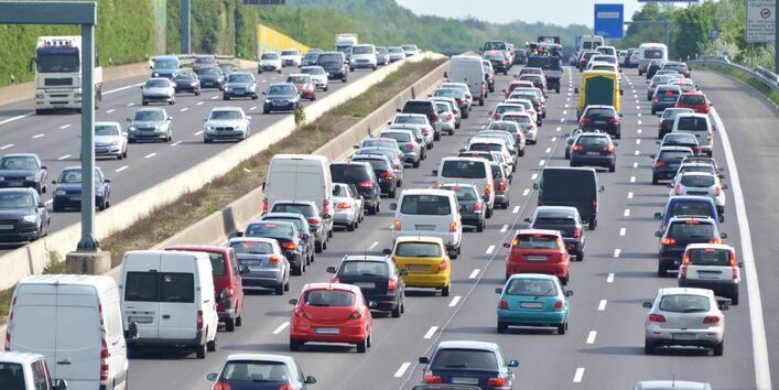 Dichter Autoverkehr auf einer achtspurigen Autobahn