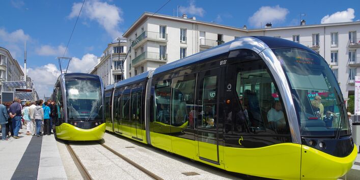 moderne Straßenbahnen an einer Haltestelle in der Stadt