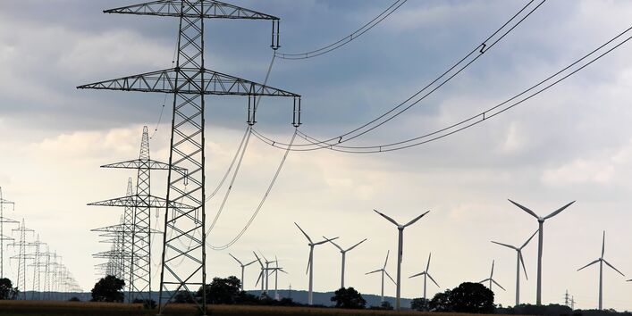 Hochspannungsleitung und Windkraftanlagen