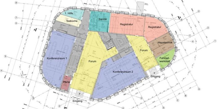 Grundriss-Plan, eingezeichnet sind 2 Konferenzräume, Räume für die Registratur, für 1. Hilfe, Haustechnik, Sanitär, Teeküche und Fahrradwerkstatt. Es gibt zwei Eingangsbereiche und zwei Treppenaufgänge.