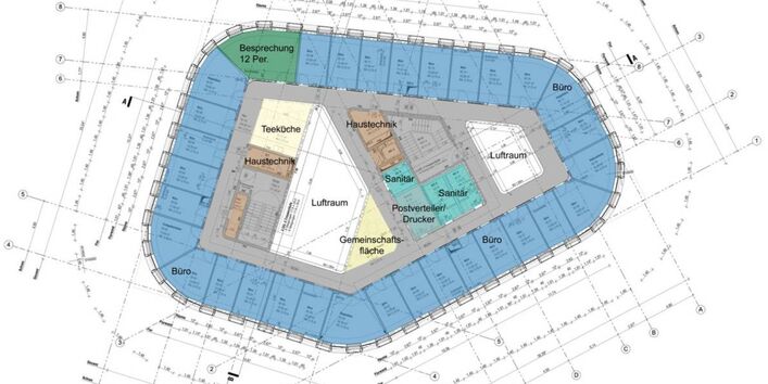 Grundriss eines Obergeschosses mit Büros entlang der Außenfassade des Gebäudes, außerdem ein Besprechungsraum für 12 Personen, eine Teeküche, 2 Sanitärräume, 2 Räume für Haustechnik, ein Raum für Drucker und Postfächer und eine Gemeinschaftsfläche.