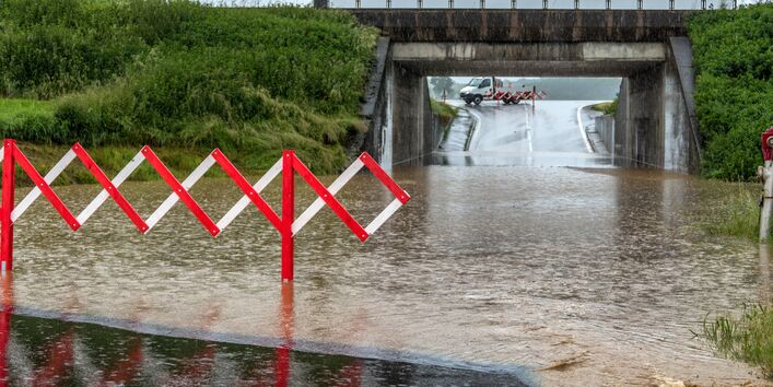 von Regen überflutete Unterführung