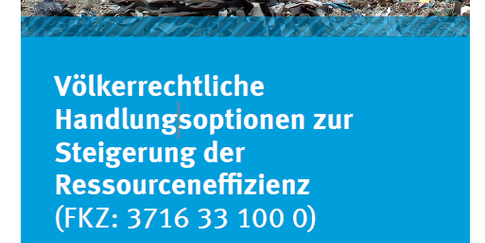 Titelseite des Faltblatts "Völkerrechtliche Handlungsoptionen zur Steigerung der Ressourceneffizienz" mit einem Bild eines Radladers auf einer Müllkippe, unten das Logo des Umweltbundesamts