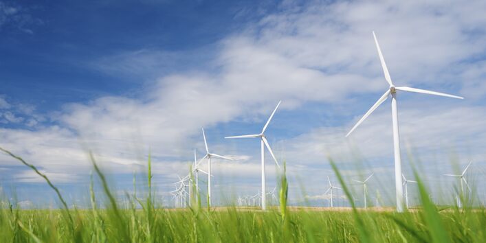 Windkraftanlagen auf einem Feld