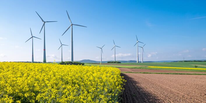 Windpark, Rapsfeld und unbestellter Acker