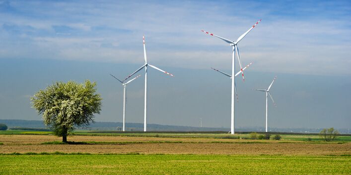 Windräder in einer weiten Feldlandschaft