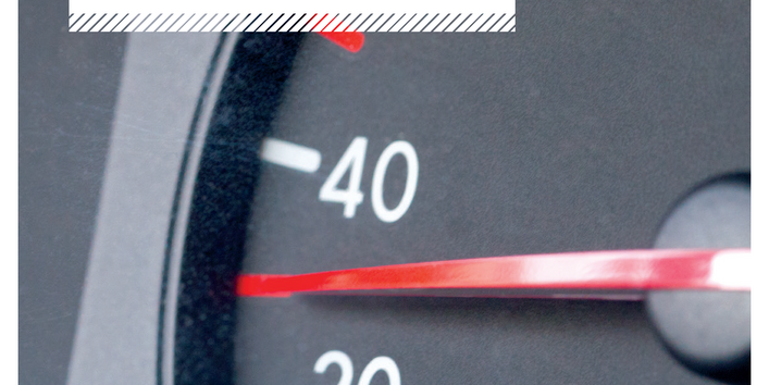 Titelseite der Broschüre Wirkungen von Tempo 30 an Hauptverkehrsstraßen, das Hintergrundbild zeigt einen Tachometer, der 30 anzeigt