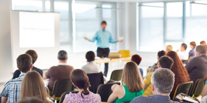 Redner und Publikum auf einer Veranstaltung