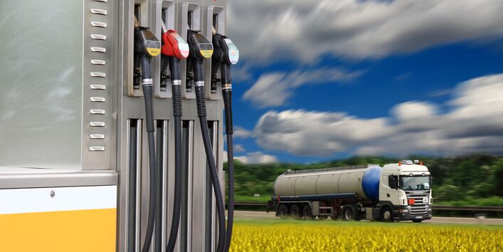 Zapfsäule und Tankwagen