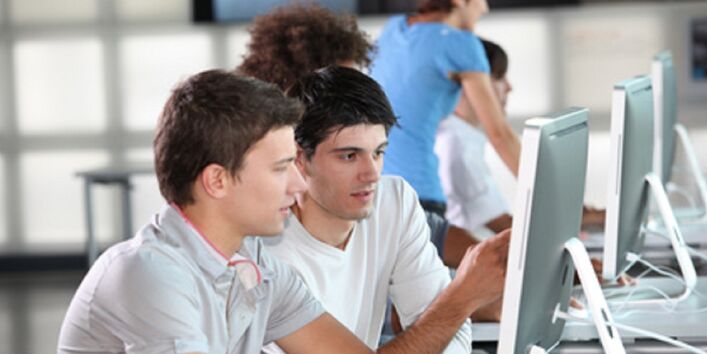 zwei junge Männer vor einem Computerbildschirm