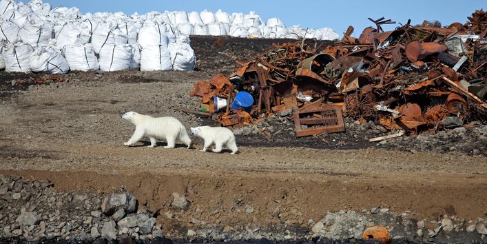 Verrosteter Schrott und andere Überbleibsel menschlicher Aktivitäten auf Franz-Josef-Land
