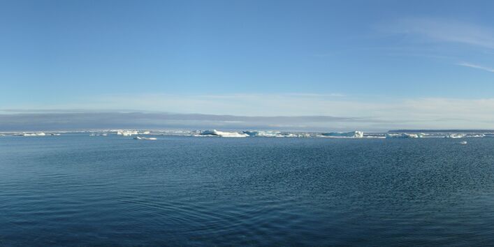 Panoramabild: Eisschollen auf dem arktischen Meer.