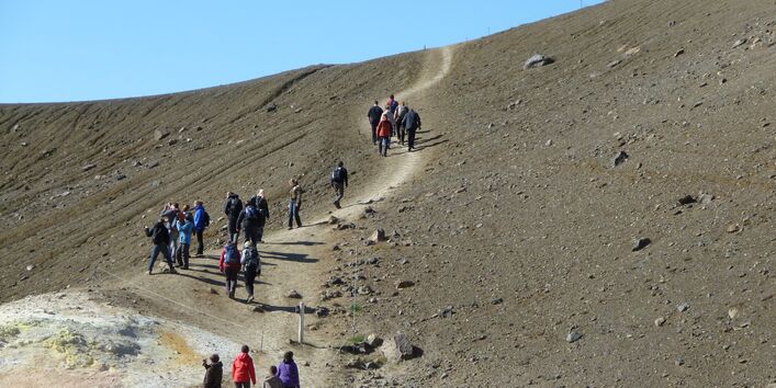 Touristen am Vulkansystem Krafla in der Region Mývatn, Island