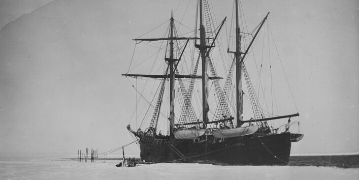 Schwarz weiß Bild des Forschungsschiffes Fram im Eis