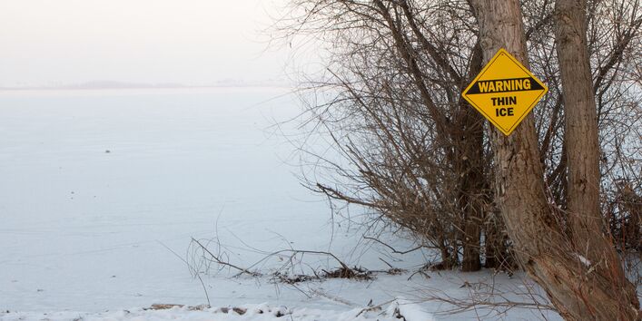 Eisfläche Warnschild an einem Baum